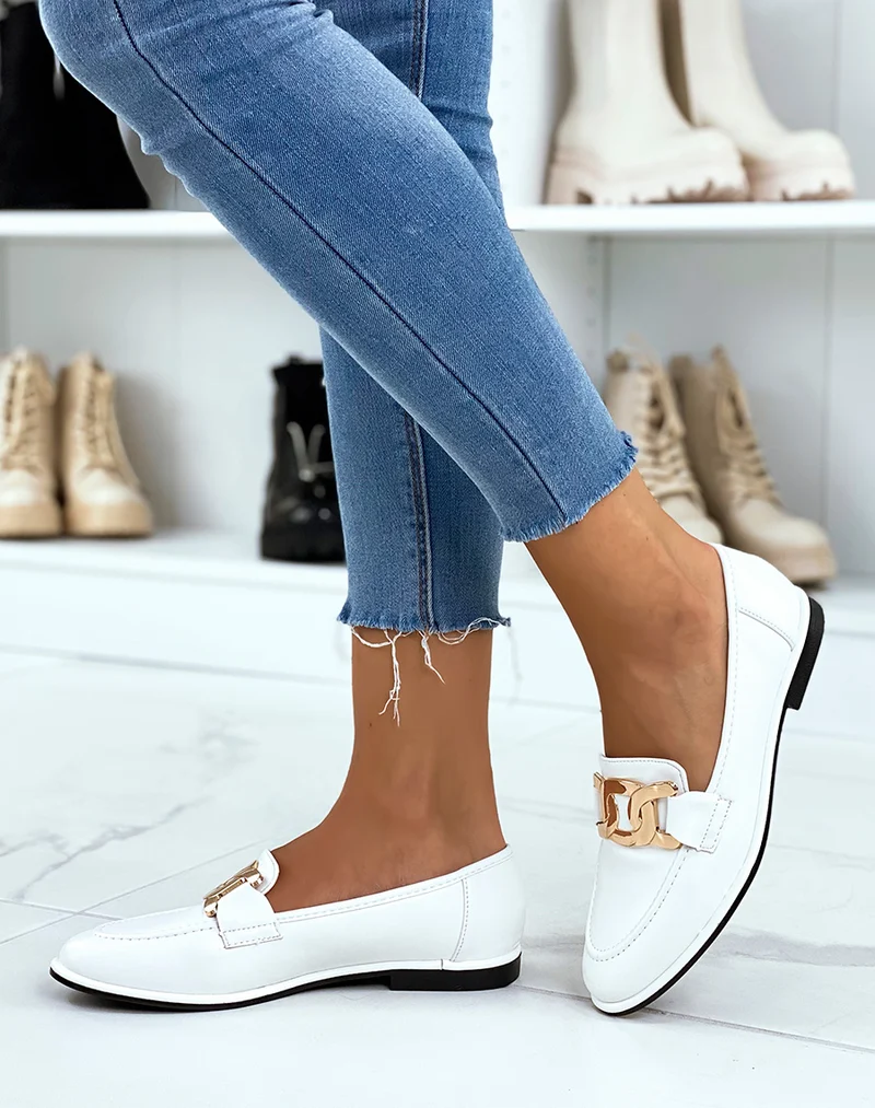 Mocassins blancs plats à chaîne dorée