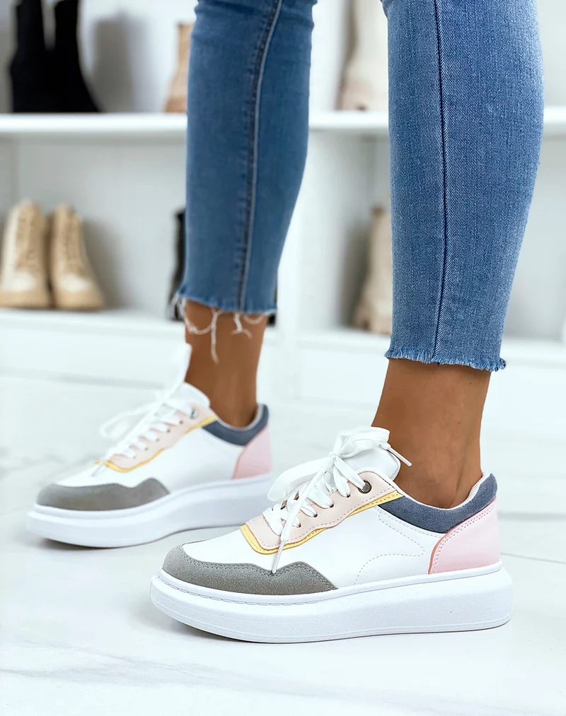 Baskets blanches à empiècements gris roses jaunes et bleus
