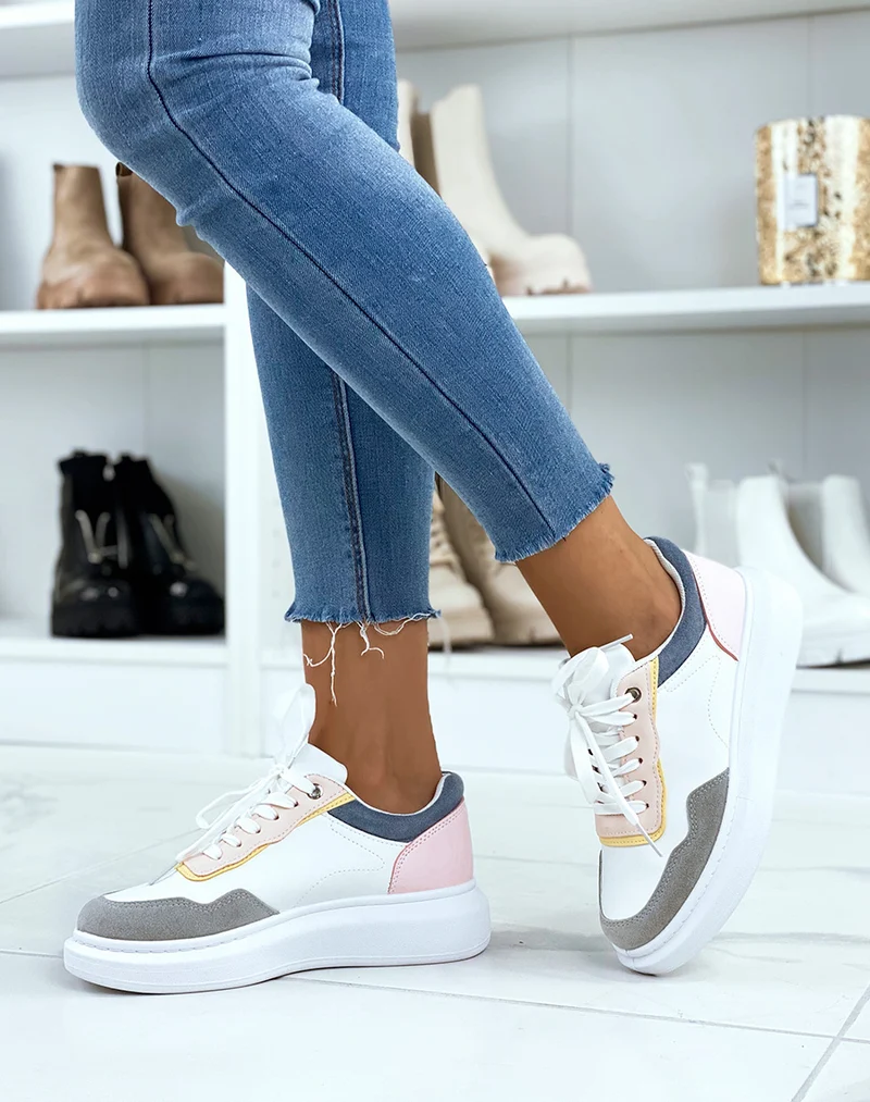 Baskets blanches à empiècements gris roses jaunes et bleus