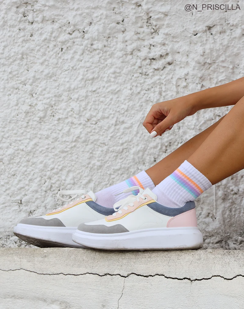 Baskets blanches à empiècements gris roses jaunes et bleus