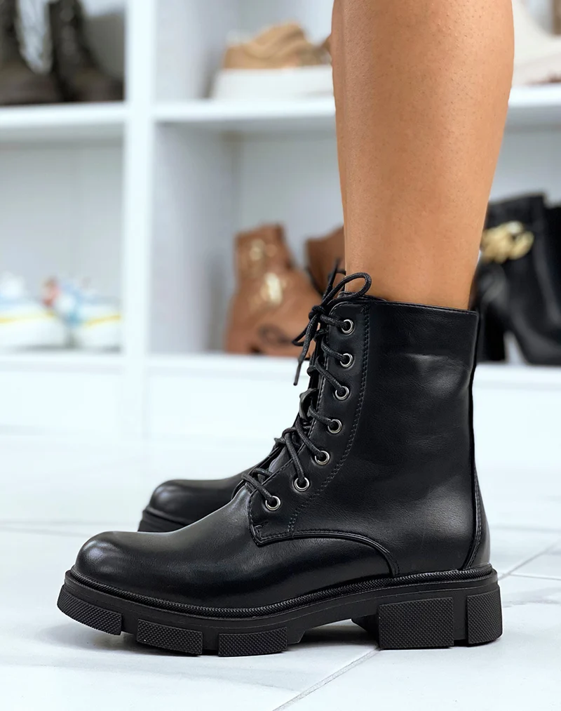 Bottines noires montantes à lacets et semelle talonnée
