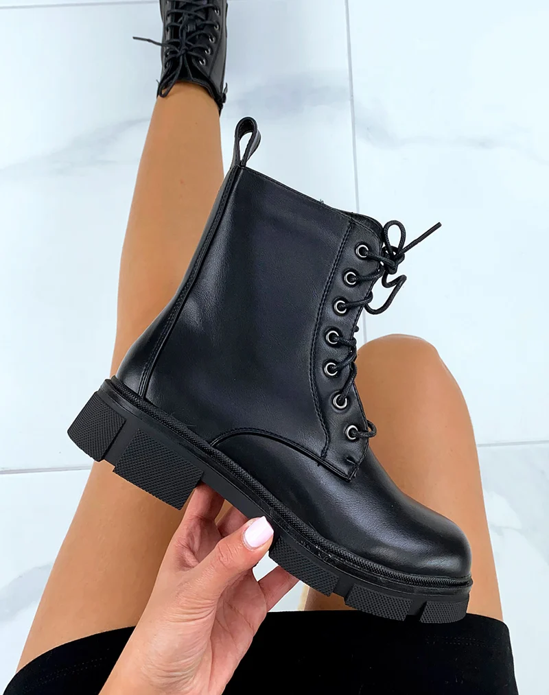Bottines noires montantes à lacets et semelle talonnée