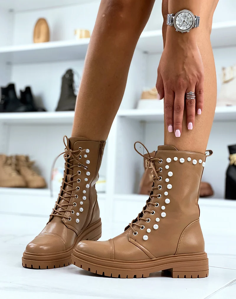 Bottines marrons montantes à lacet et perles blanches