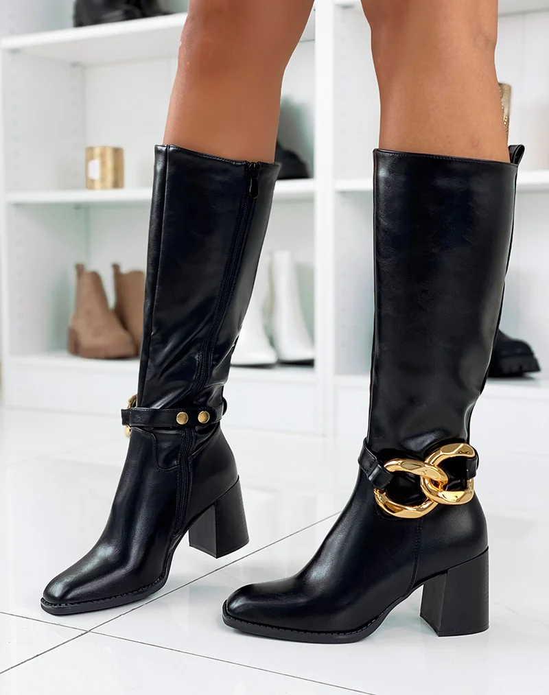 Bottes hautes à talon noires ornées d’une chaîne dorée