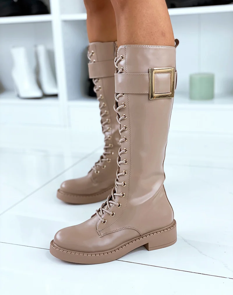 Bottes hautes taupe à grosse boucle dorée