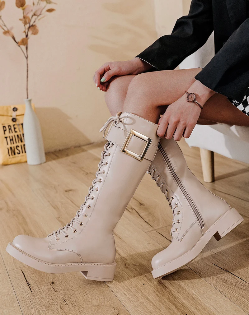 Bottes hautes taupe à grosse boucle dorée