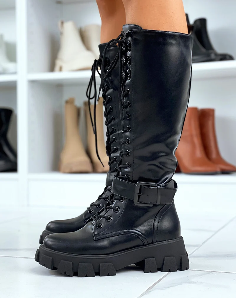 Bottes noires lacées à semelles crantées et lanière