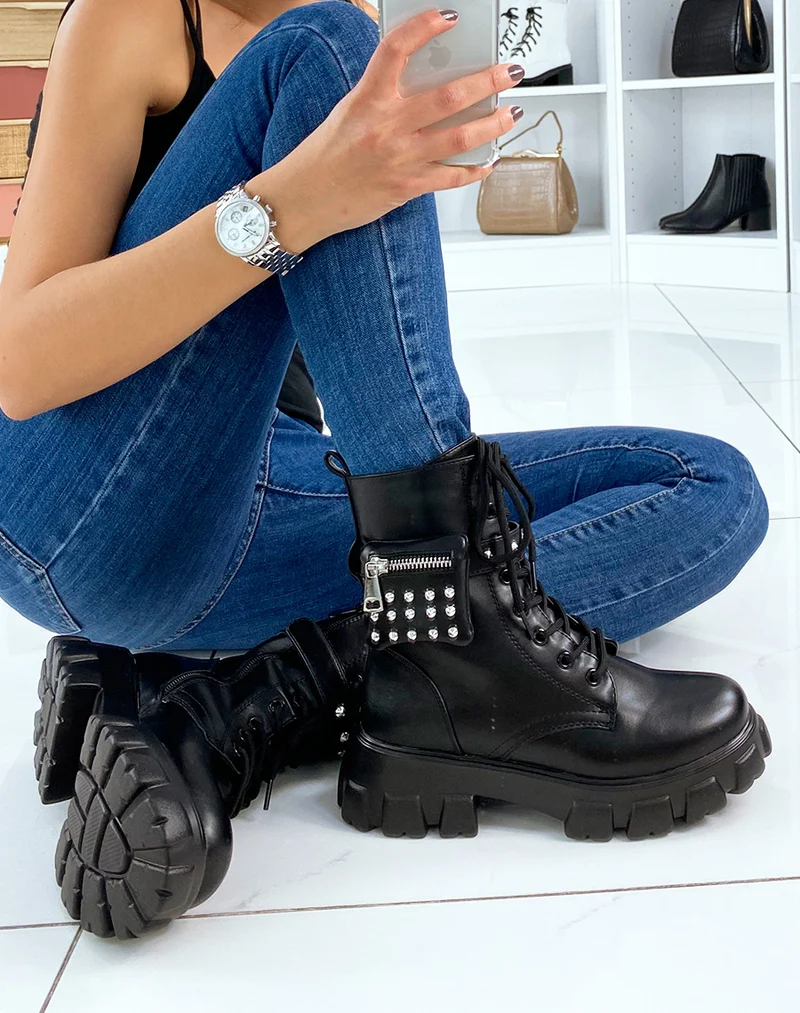 Bottines hautes noires avec poche cloutées