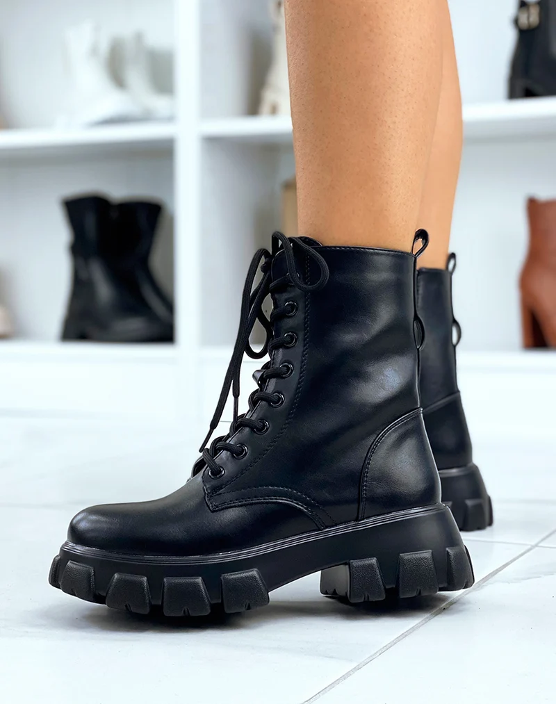Bottines hautes noires avec poche cloutées