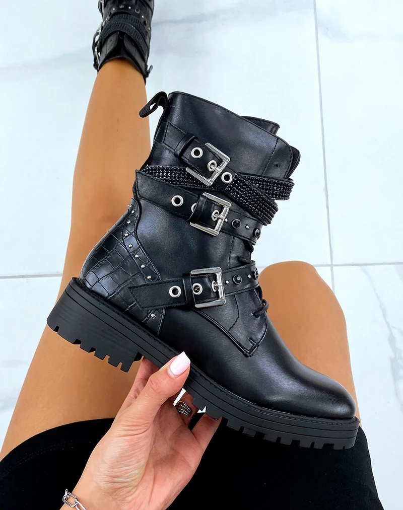 Bottines montantes noires à lanières cloutée