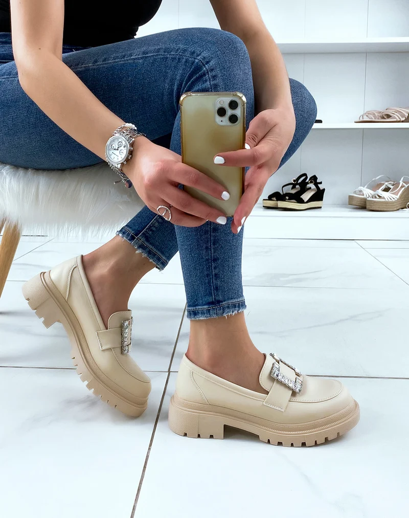 Mocassins beiges avec empiècement strass carré et semelle crantée