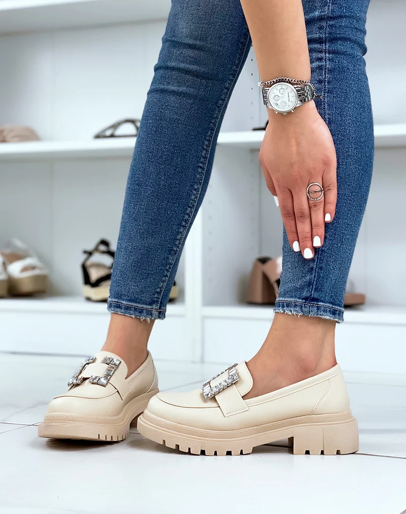 Mocassins beiges avec empiècement strass carré et semelle crantée