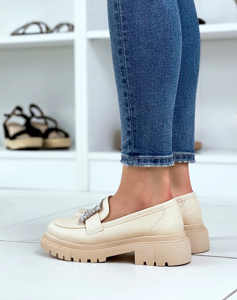 Mocassins beiges avec empiècement strass carré et semelle crantée