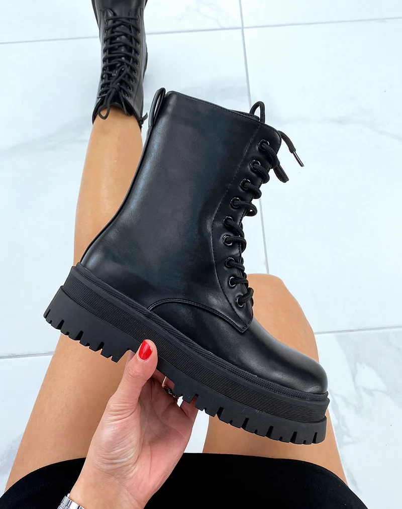 Bottines montantes noires à lacets