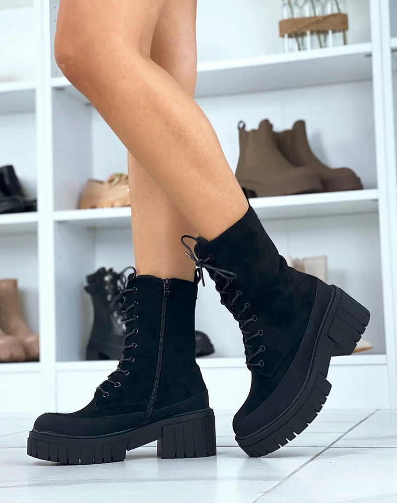 Bottines montantes noires en suédine à lacet et semelle épaisse