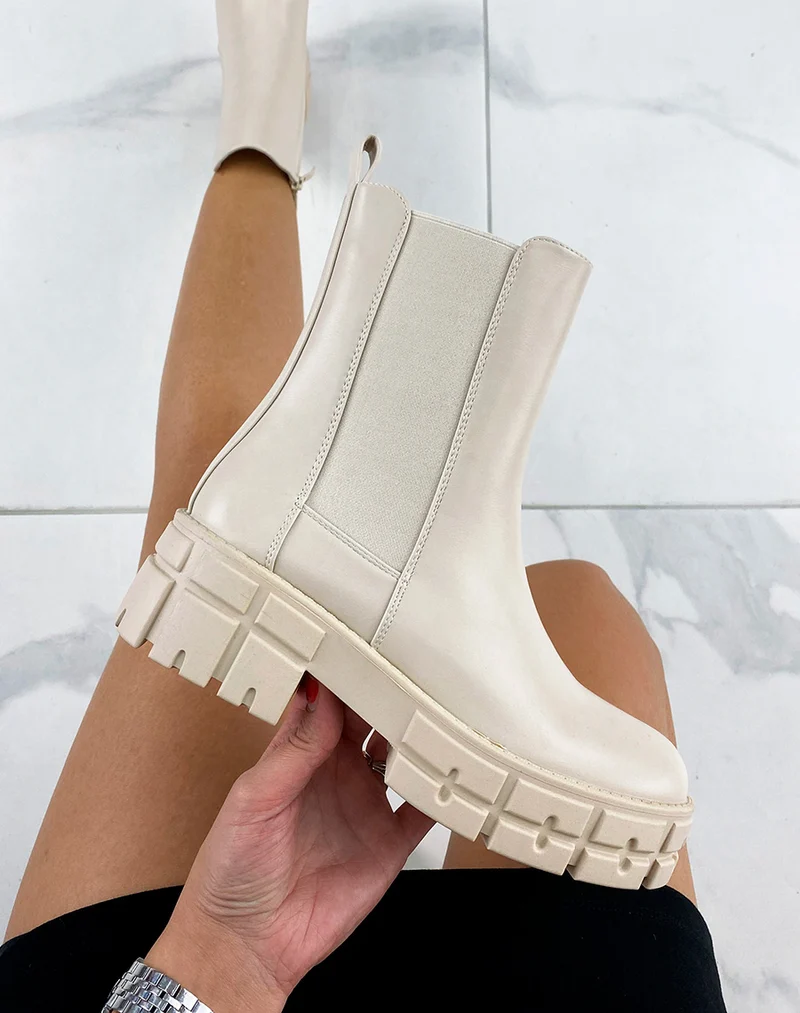 Bottines beiges style chelsea à gros talon cranté