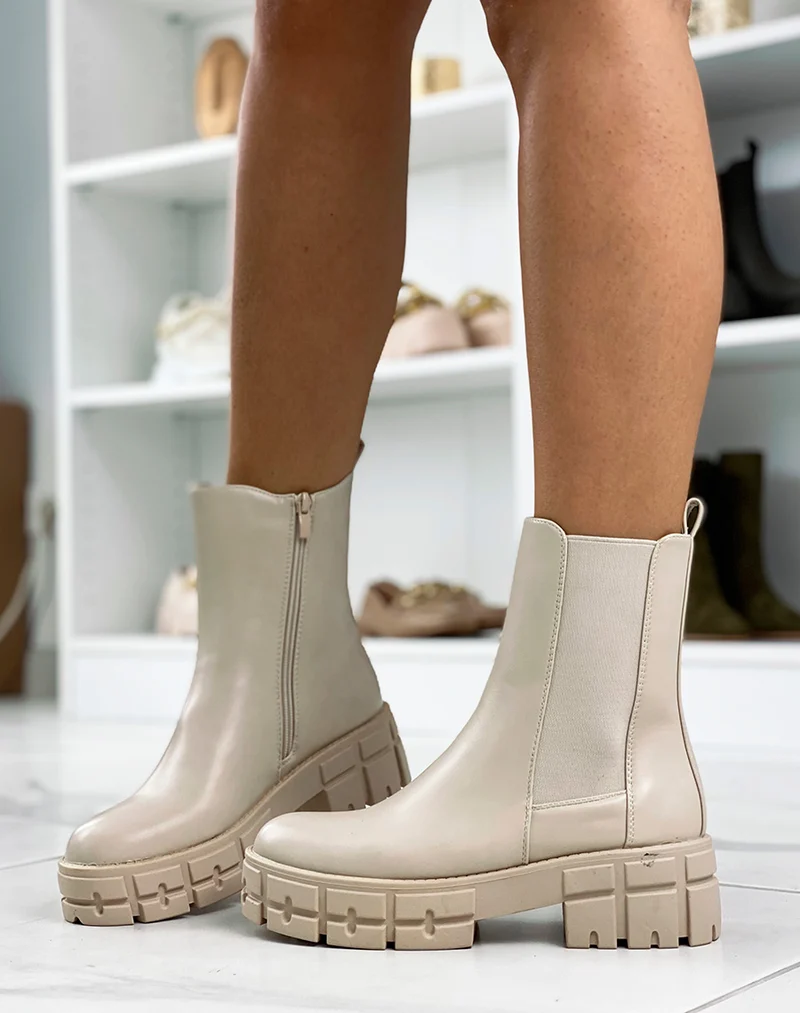 Bottines beiges style chelsea à gros talon cranté