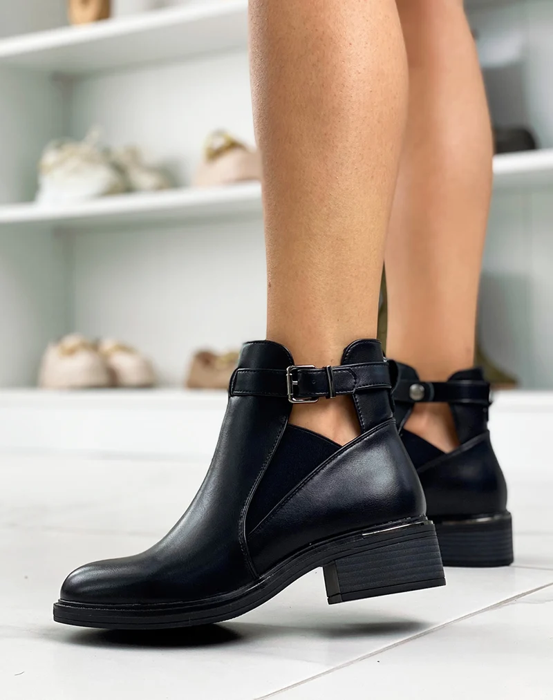 Bottines noires entre-ouvertes à lanière et détail doré