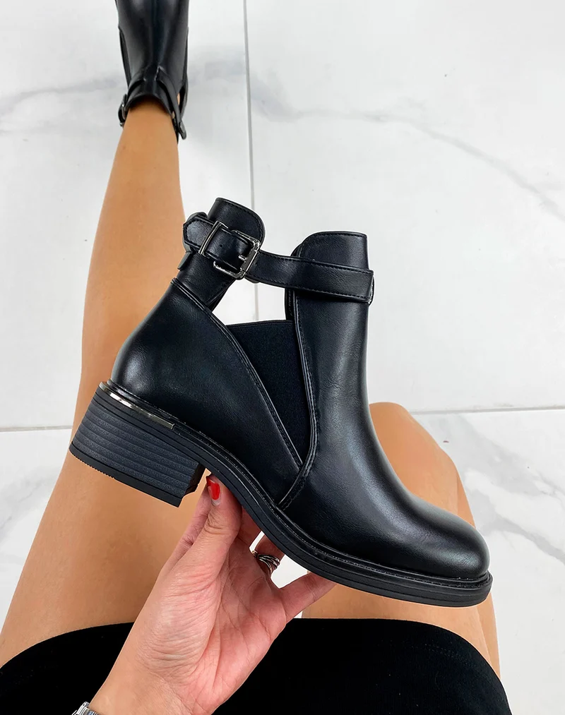 Bottines noires entre-ouvertes à lanière et détail doré