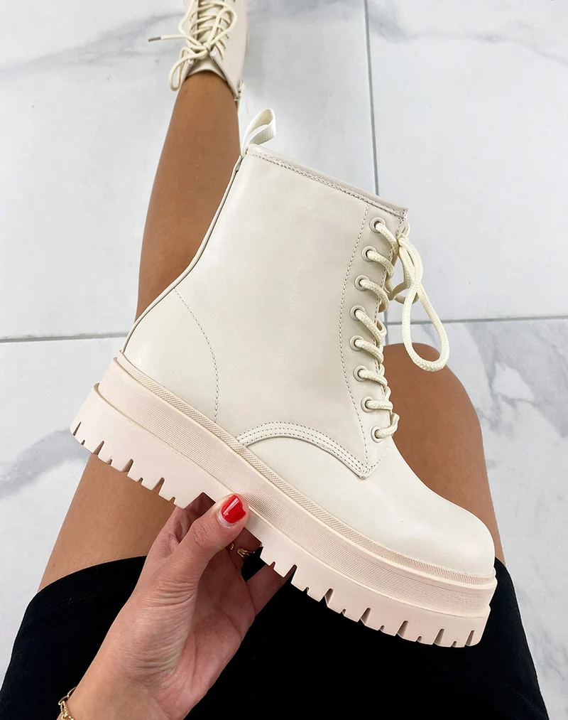 Bottines beiges lacées à semelle épaisse