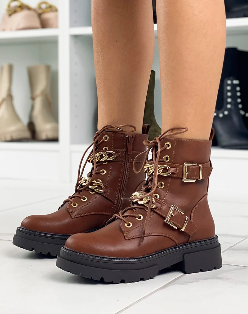 Bottines camel à doubles lanières et chaînes dorées