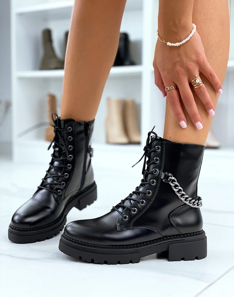 Bottines hautes noir mat ornées d’une chaine grise