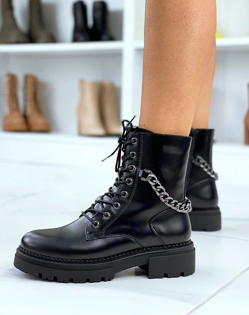 Bottines hautes noir mat ornées d’une chaine grise