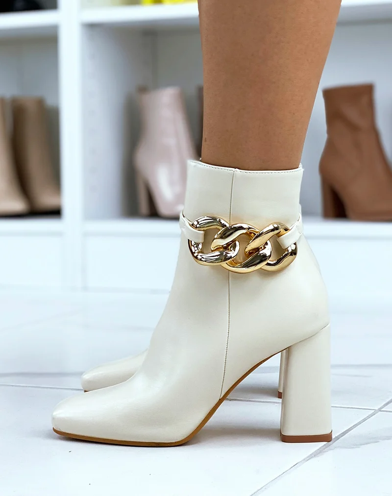 Bottines à talon beige à bout carré et chaine dorée