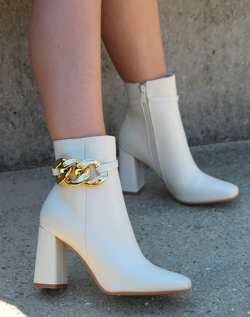 Bottines à talon beige à bout carré et chaine dorée