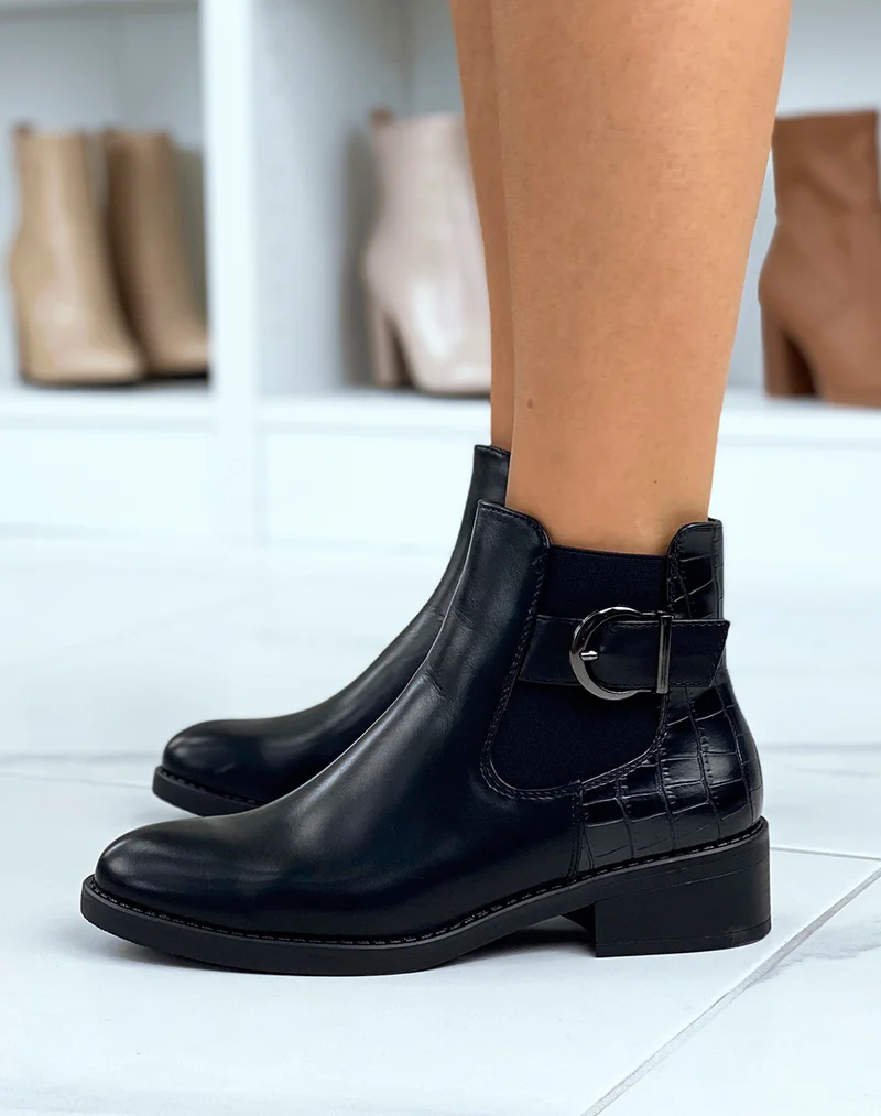 Bottines basses noires effet croco ornées d’une bride