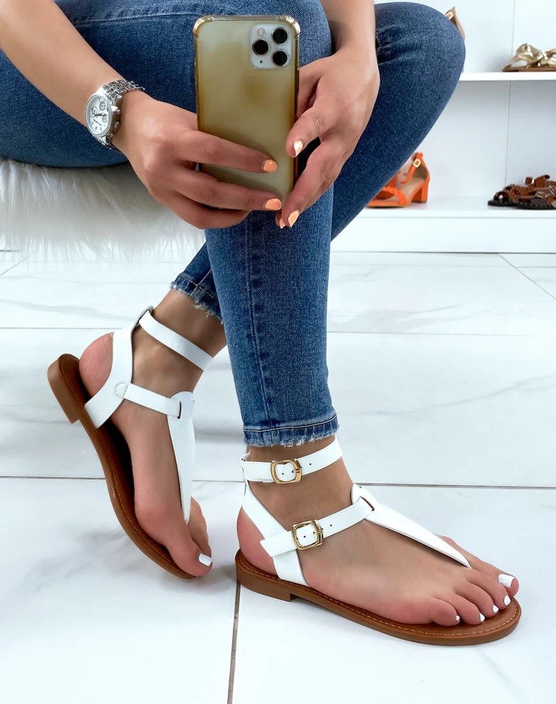 Nu-pieds blancs à entre-doigt et multiples brides