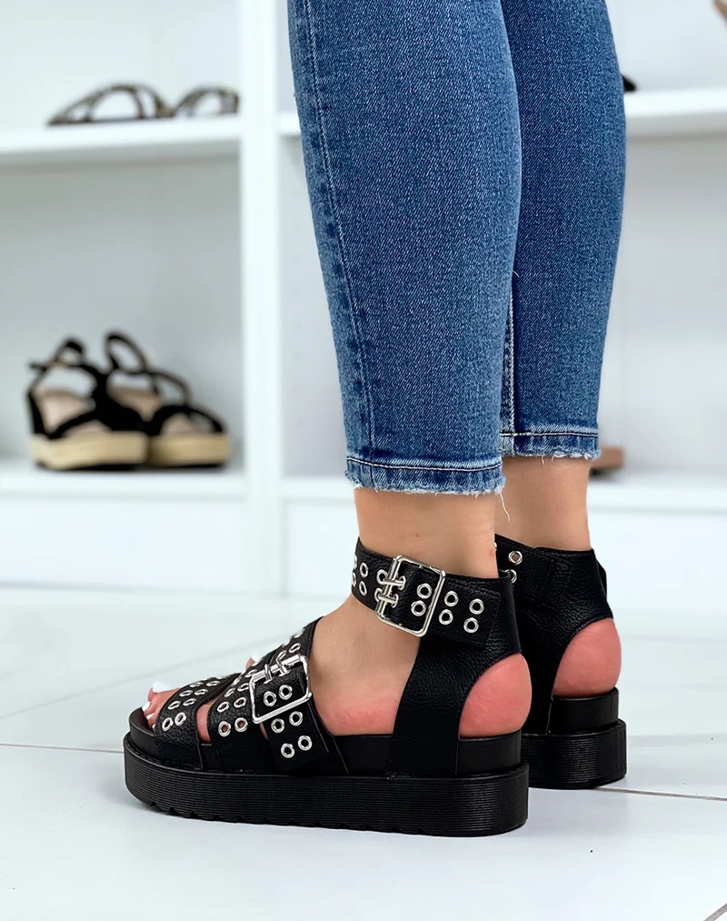 Sandales noires plates à multiples brides cloutées