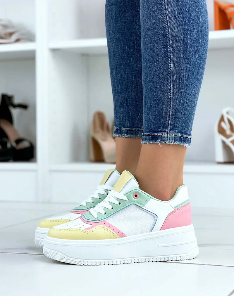Baskets blanches à empiècements verts roses jaunes et bleus
