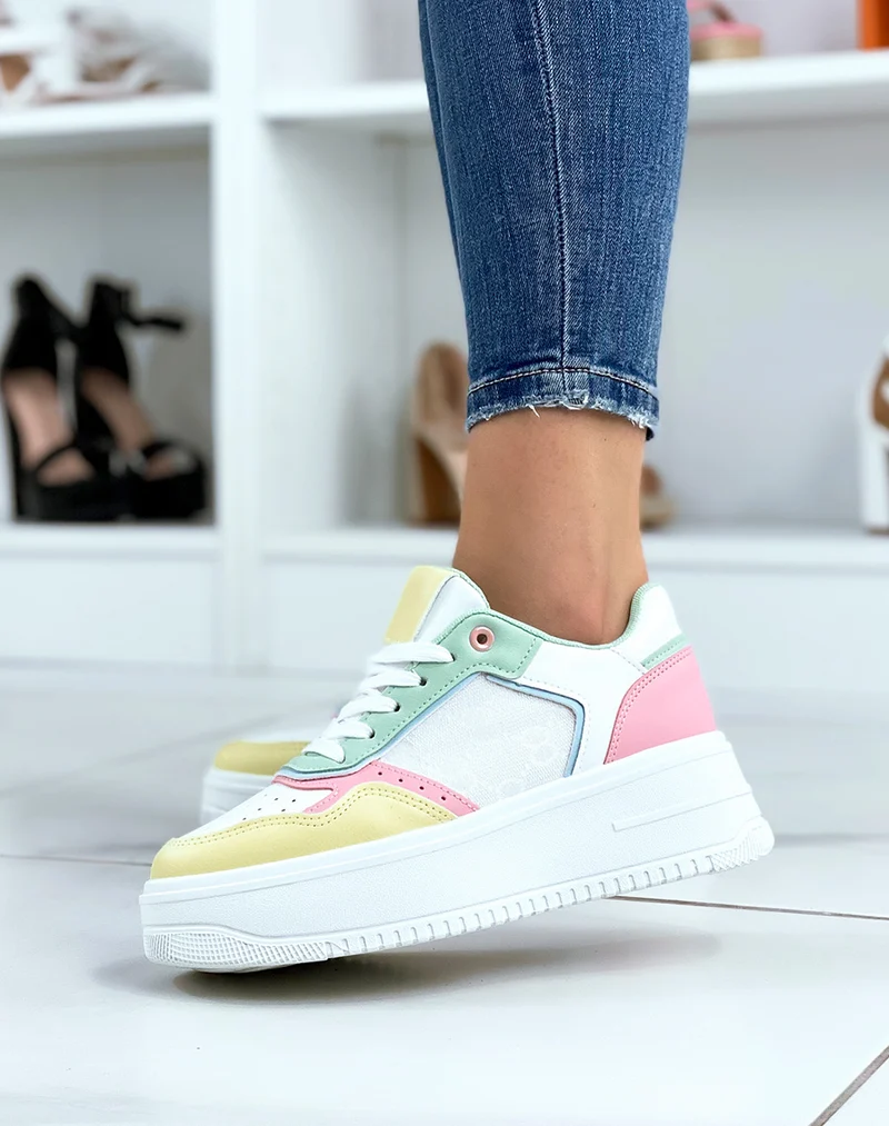 Baskets blanches à empiècements verts roses jaunes et bleus
