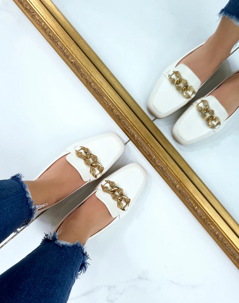 Mocassins beiges à chaîne dorée à strass