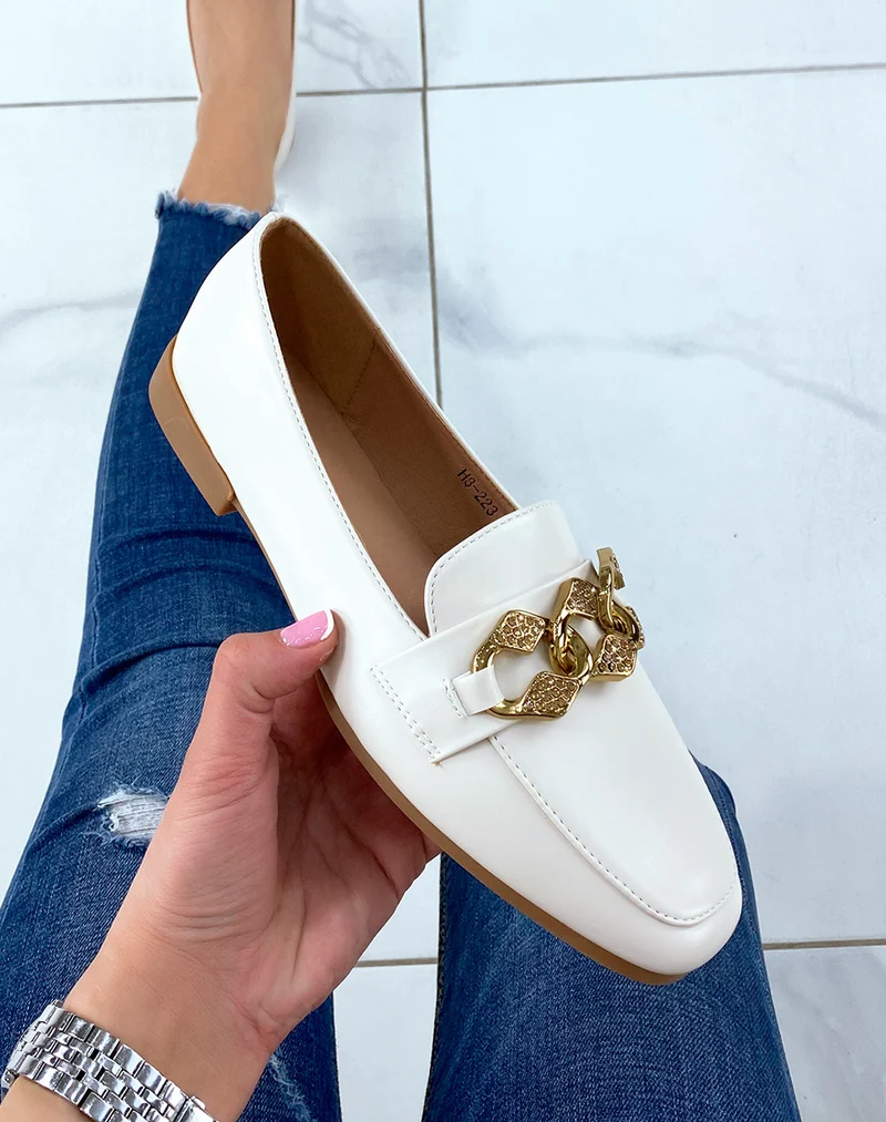 Mocassins beiges à chaîne dorée à strass