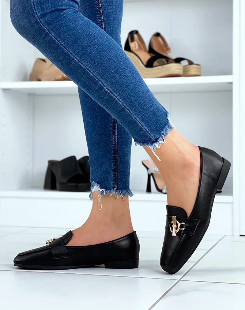 Mocassins noirs à boucle dorée