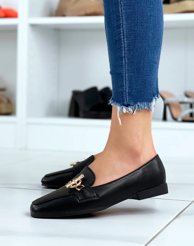 Mocassins noirs à boucle dorée
