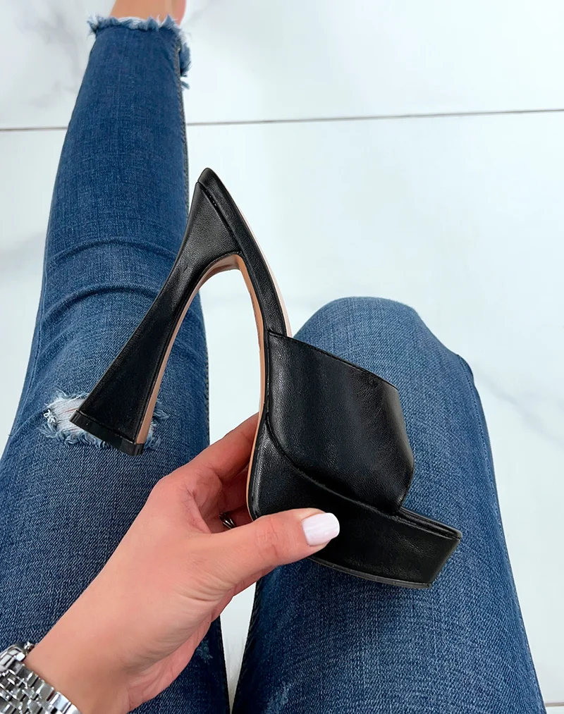 Mules noires à talon biseauté et à plateforme