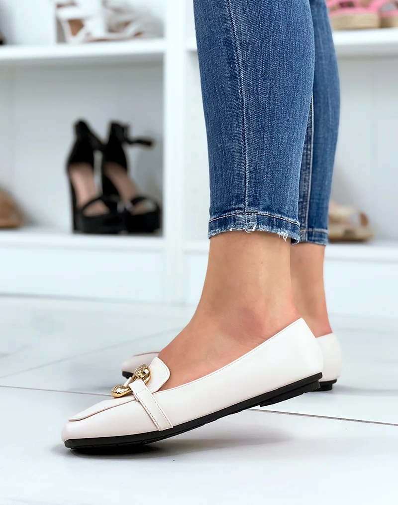 Mocassins beiges à grosse boucle dorée imposante
