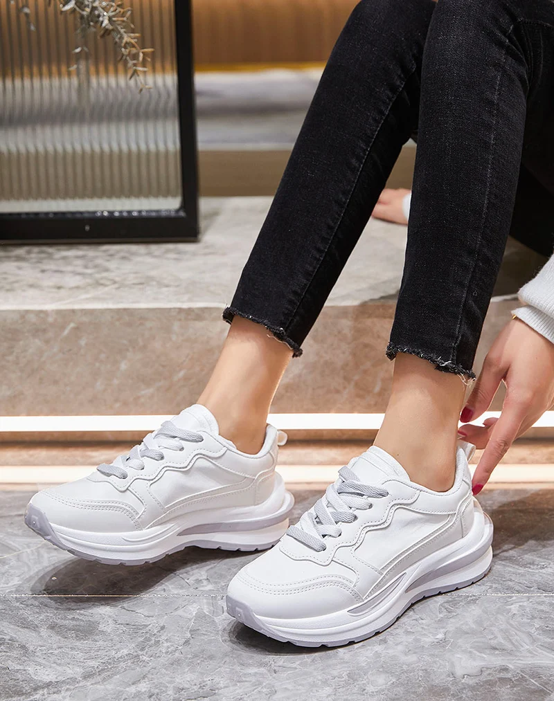 Basket blanches à multiples empiècements gris et blancs à grosse semelle