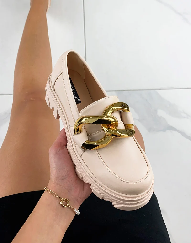 Mocassins beiges à double boucle dorée et semelle crantée