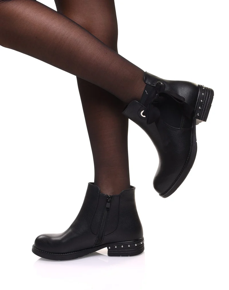 Bottines noires à noeud et oeillets