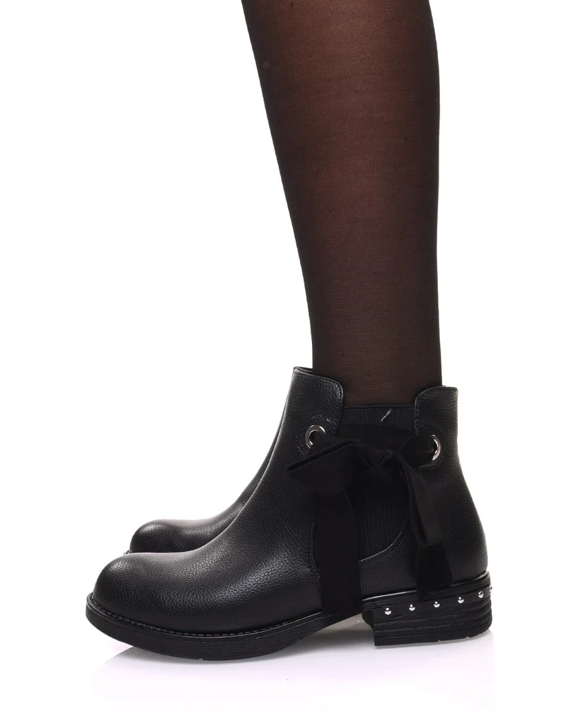 Bottines noires à noeud et oeillets