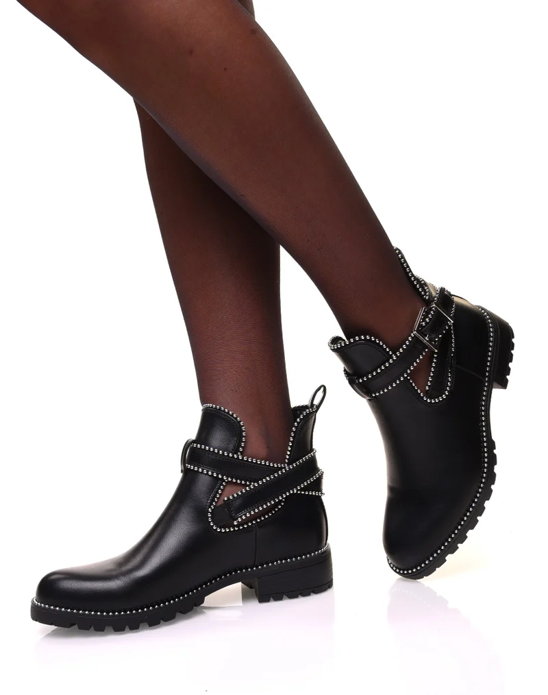 Bottines noires ajourées à sangles perlées