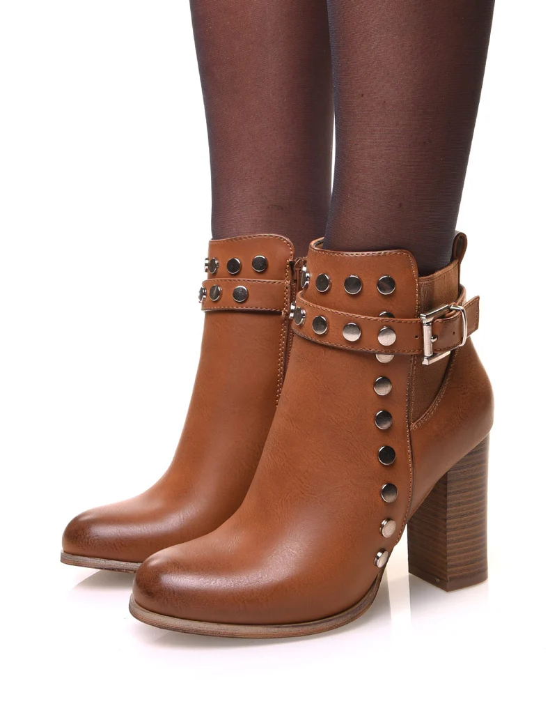 Bottines camelles à sangle détails cloutés et talons