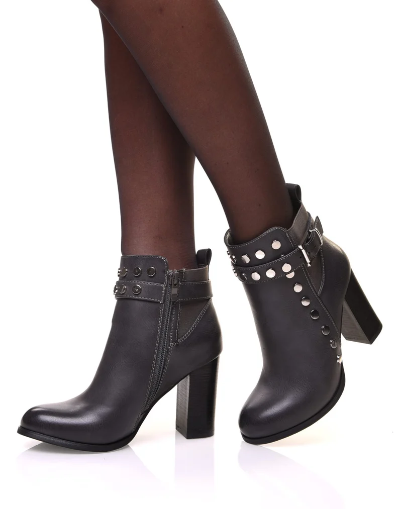 Bottines grises à sangle détails cloutés et talons