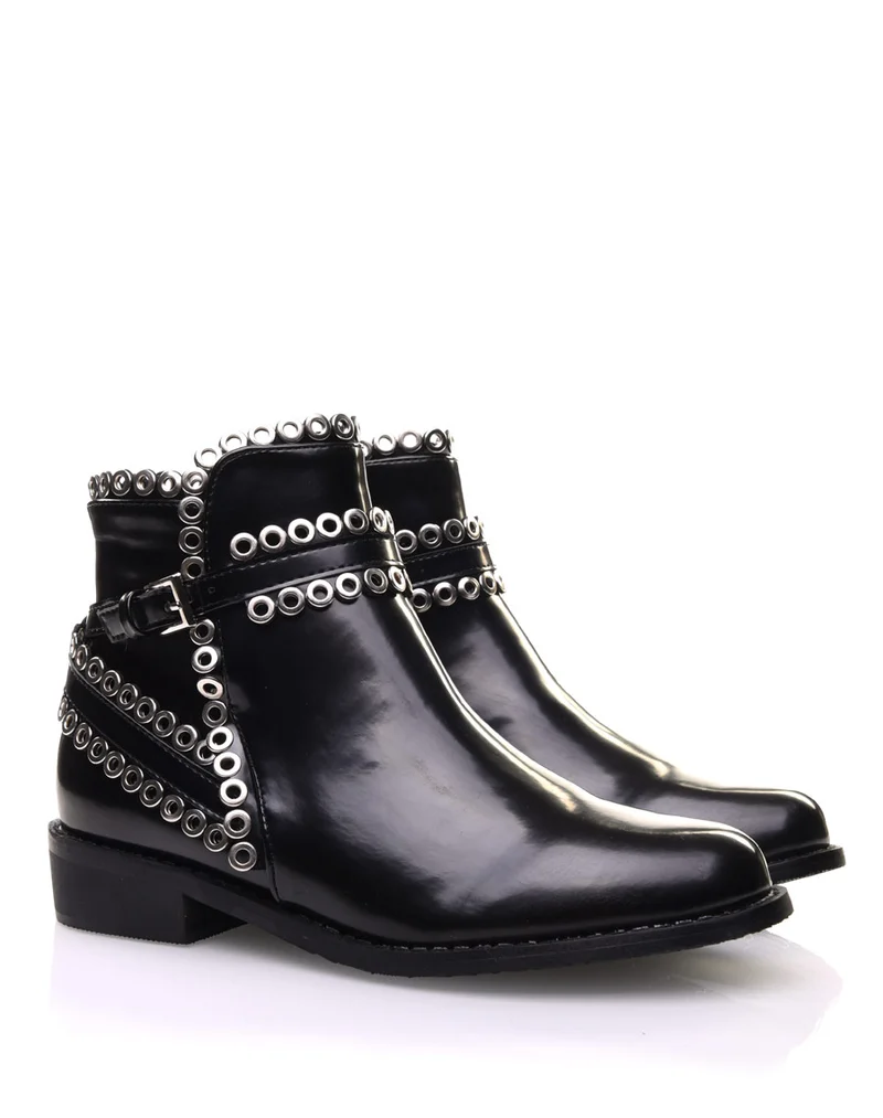 Bottines noires ornées d’œillets