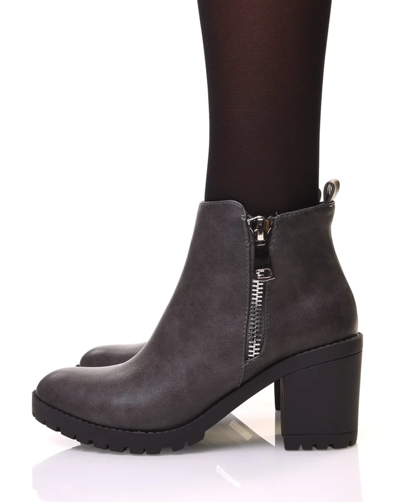 Bottines grises à talons et semelle crantée