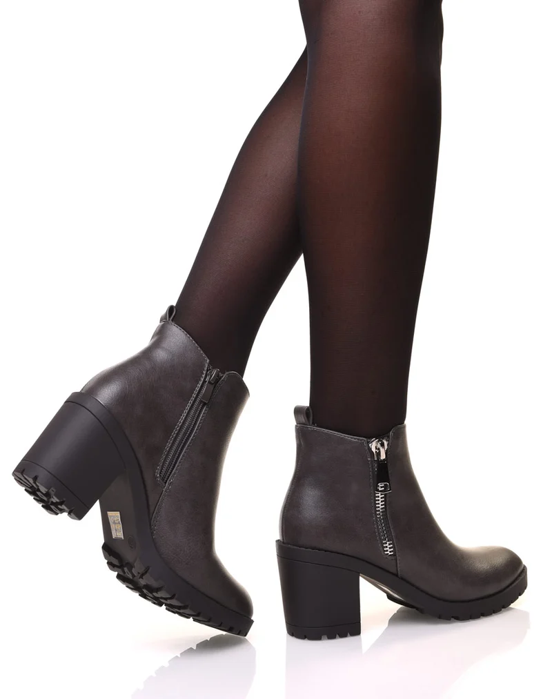 Bottines grises à talons et semelle crantée